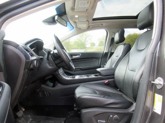2019 Ford Edge Titanium photo 2
