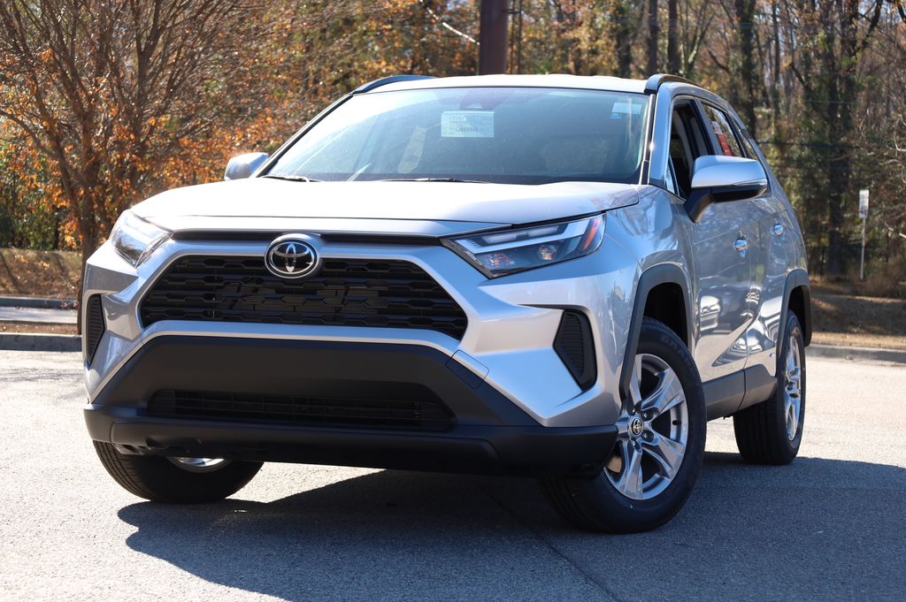 2025 Toyota RAV4 XLE's photo