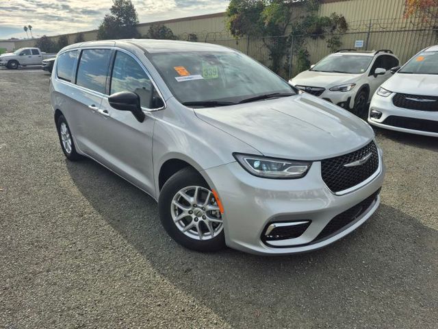 2024 Chrysler Pacifica Touring L's photo