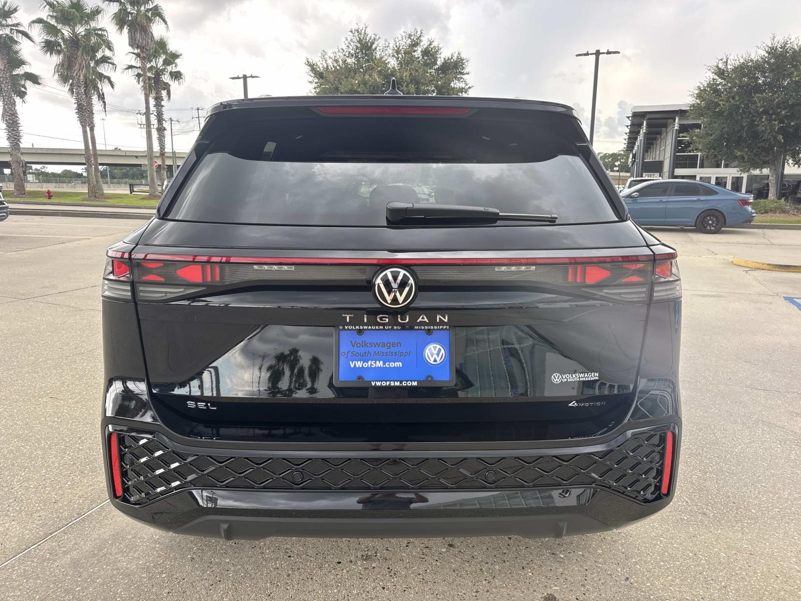 2025 Volkswagen Tiguan SEL R-Line Black photo 3