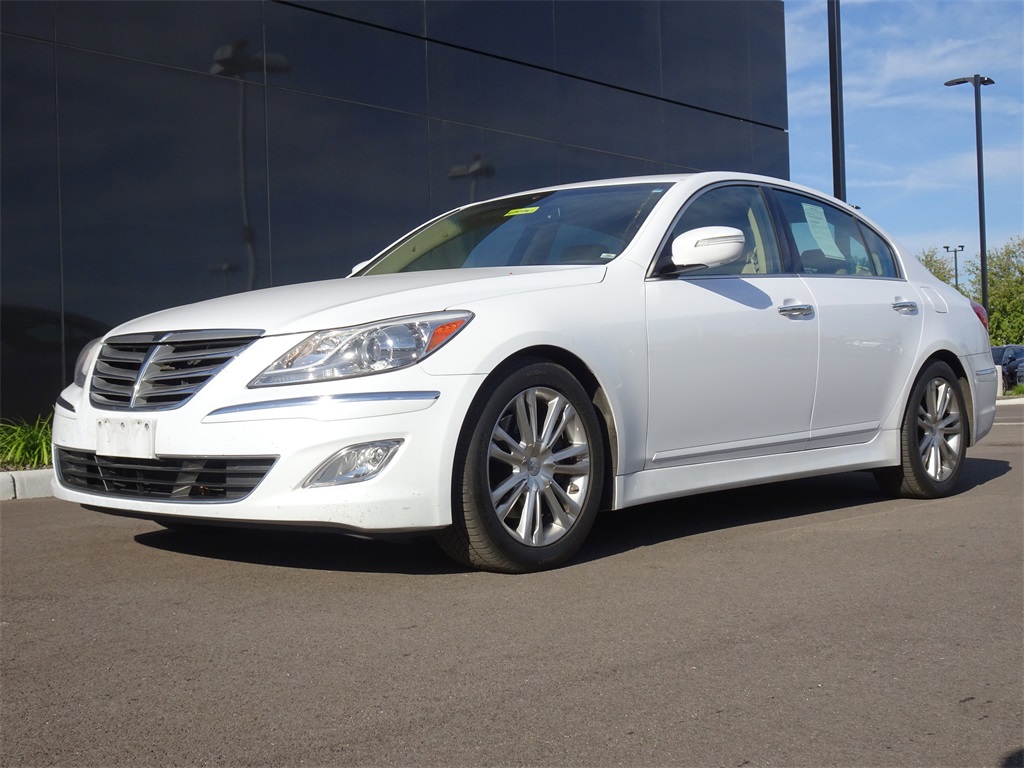 2014 Hyundai Genesis 3.8 RWD photo 2