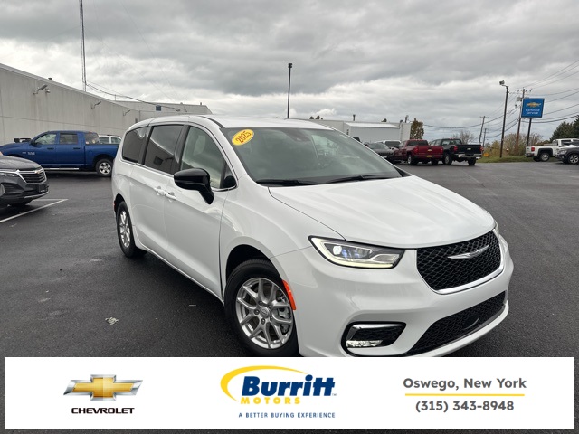 2025 Chrysler Pacifica Select's photo