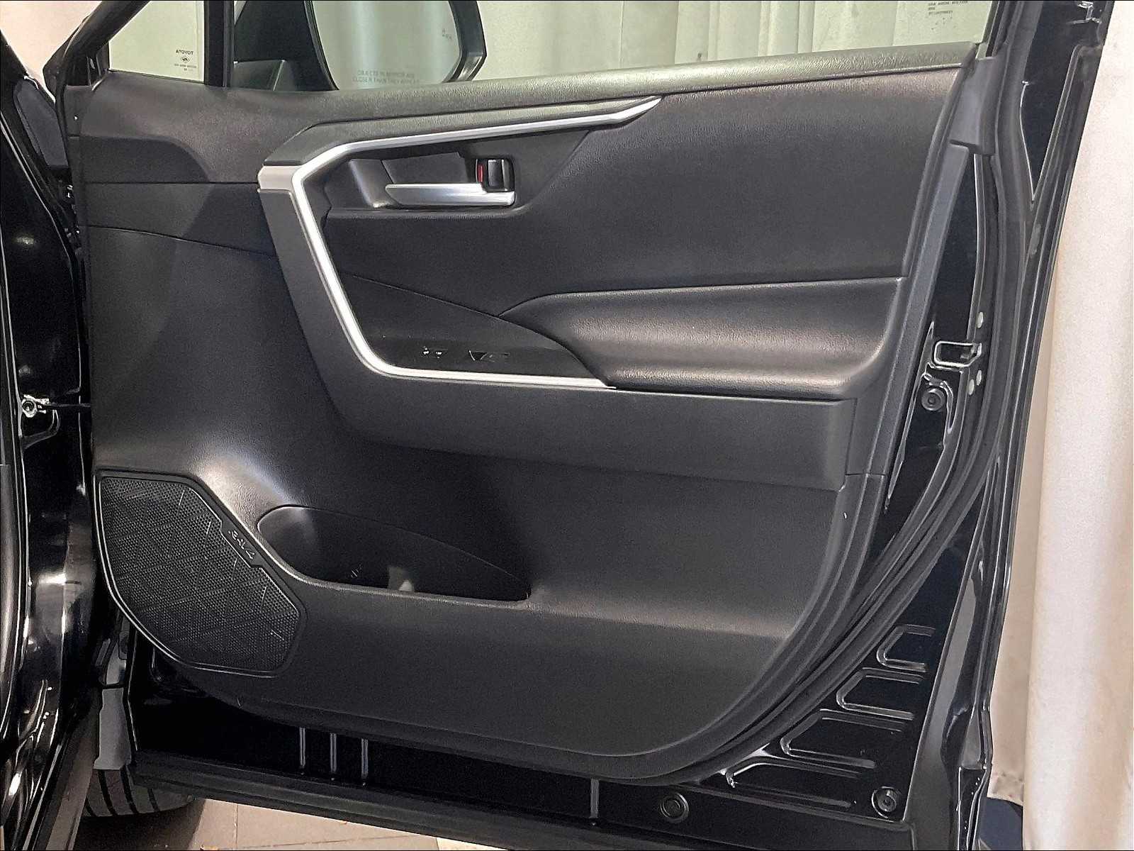 2023 Toyota RAV4 XLE photo 12