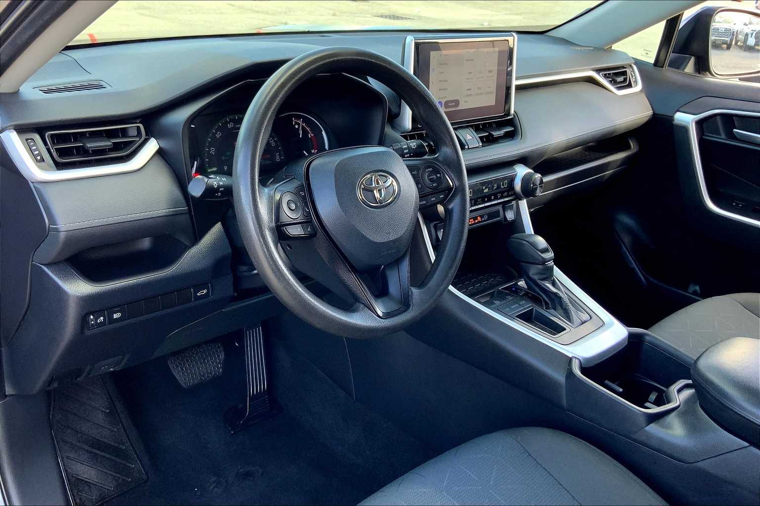 2023 Toyota RAV4 XLE photo 16