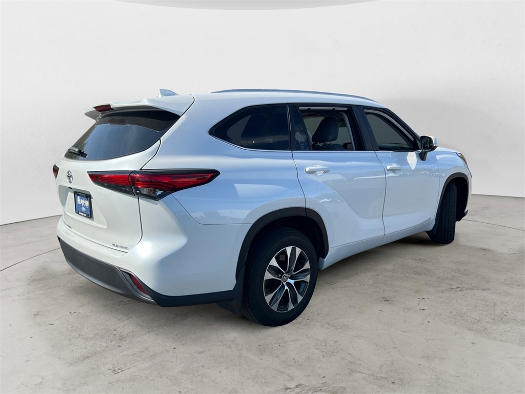 2023 Toyota Highlander XLE photo 3