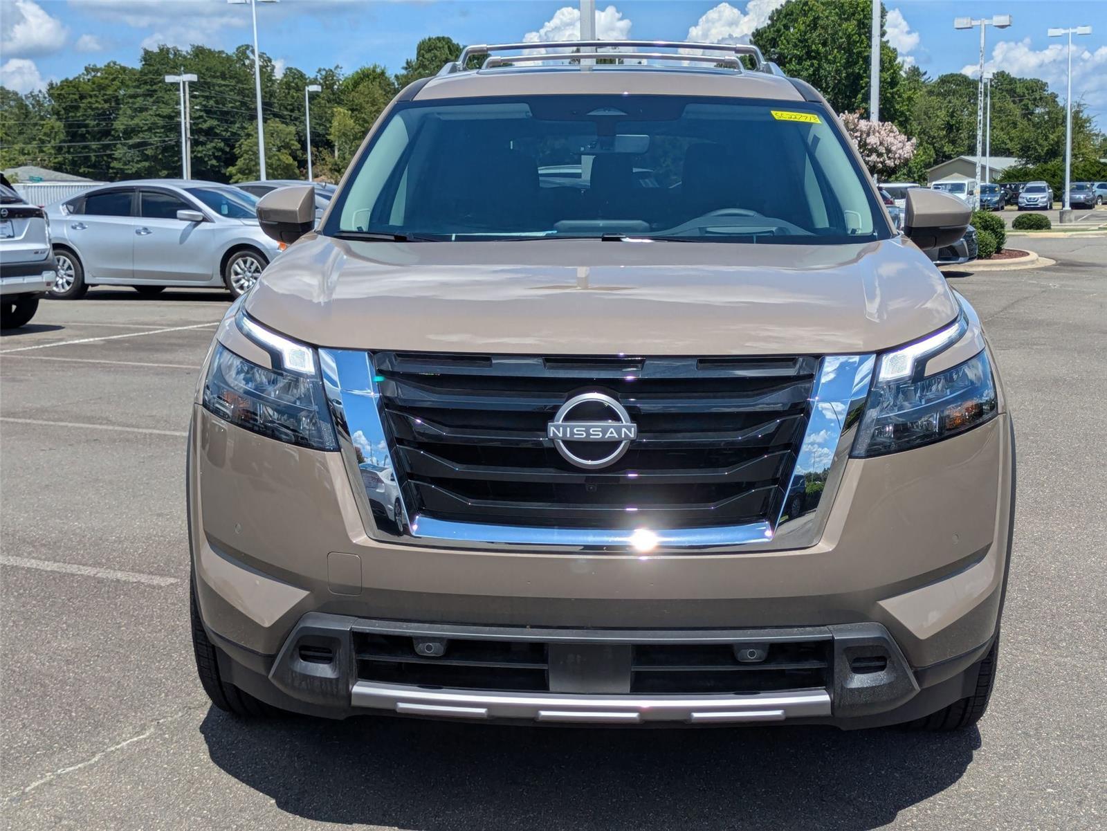 2025 Nissan Pathfinder Platinum photo 2