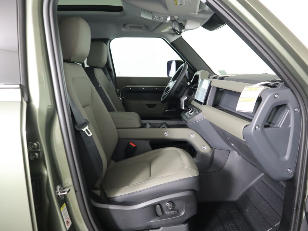 2025 Land Rover Defender 110 S photo 17