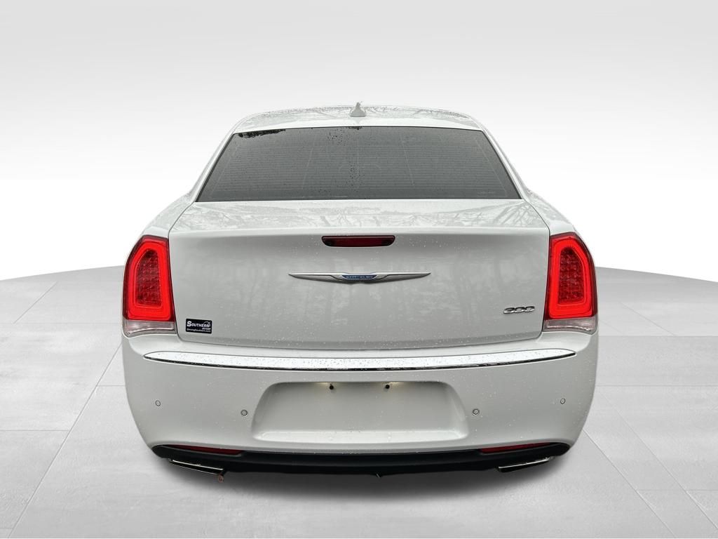 2021 Chrysler 300 Touring photo 3