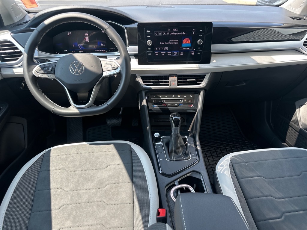2025 Volkswagen Taos SE photo 2