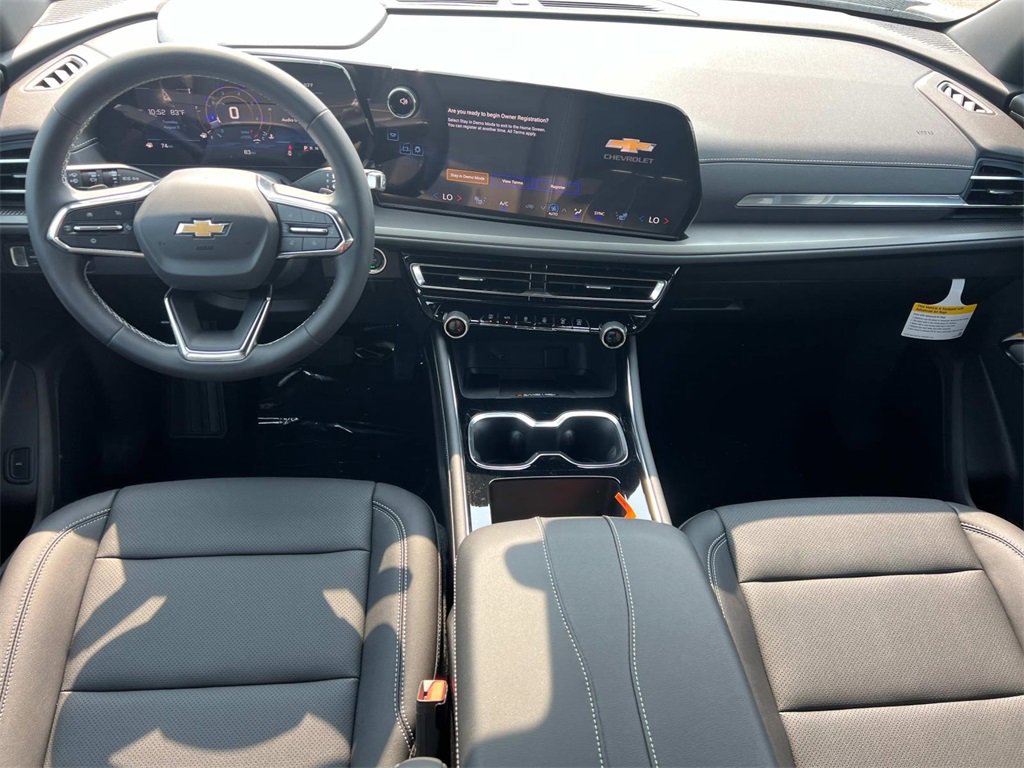 2025 Chevrolet Traverse photo 2