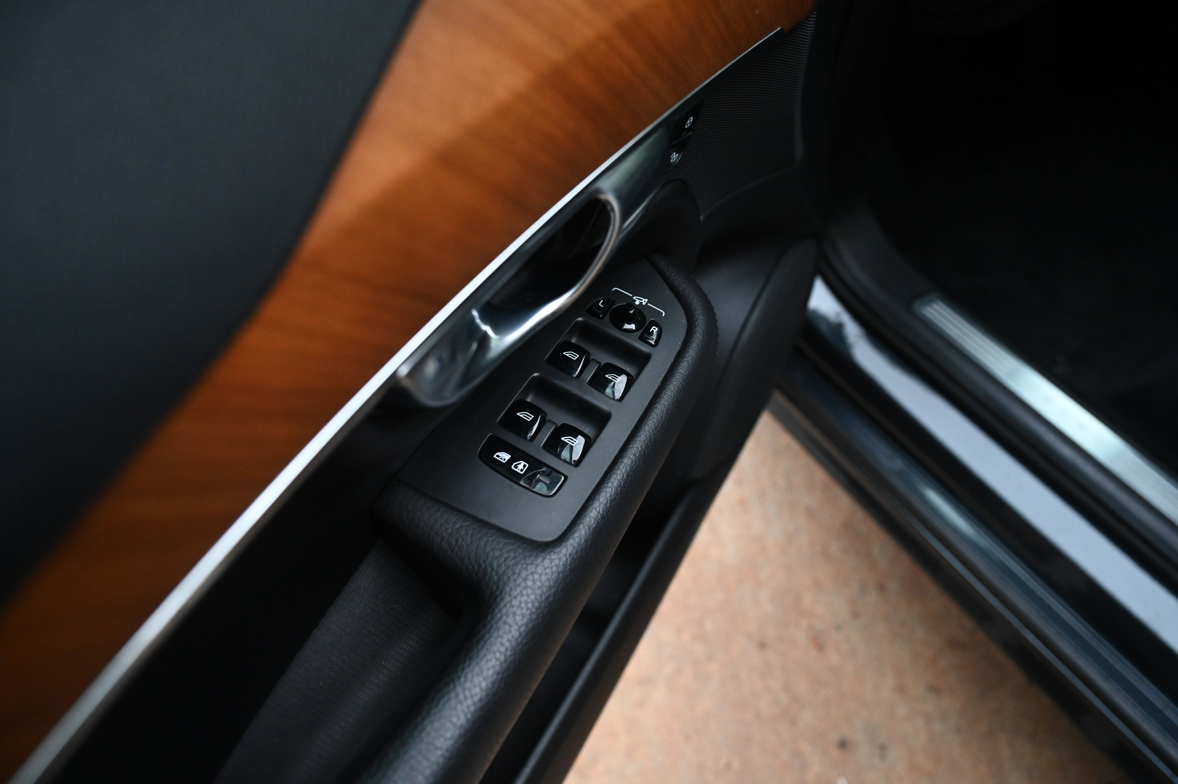 2022 Volvo XC90 T6 Momentum photo 2