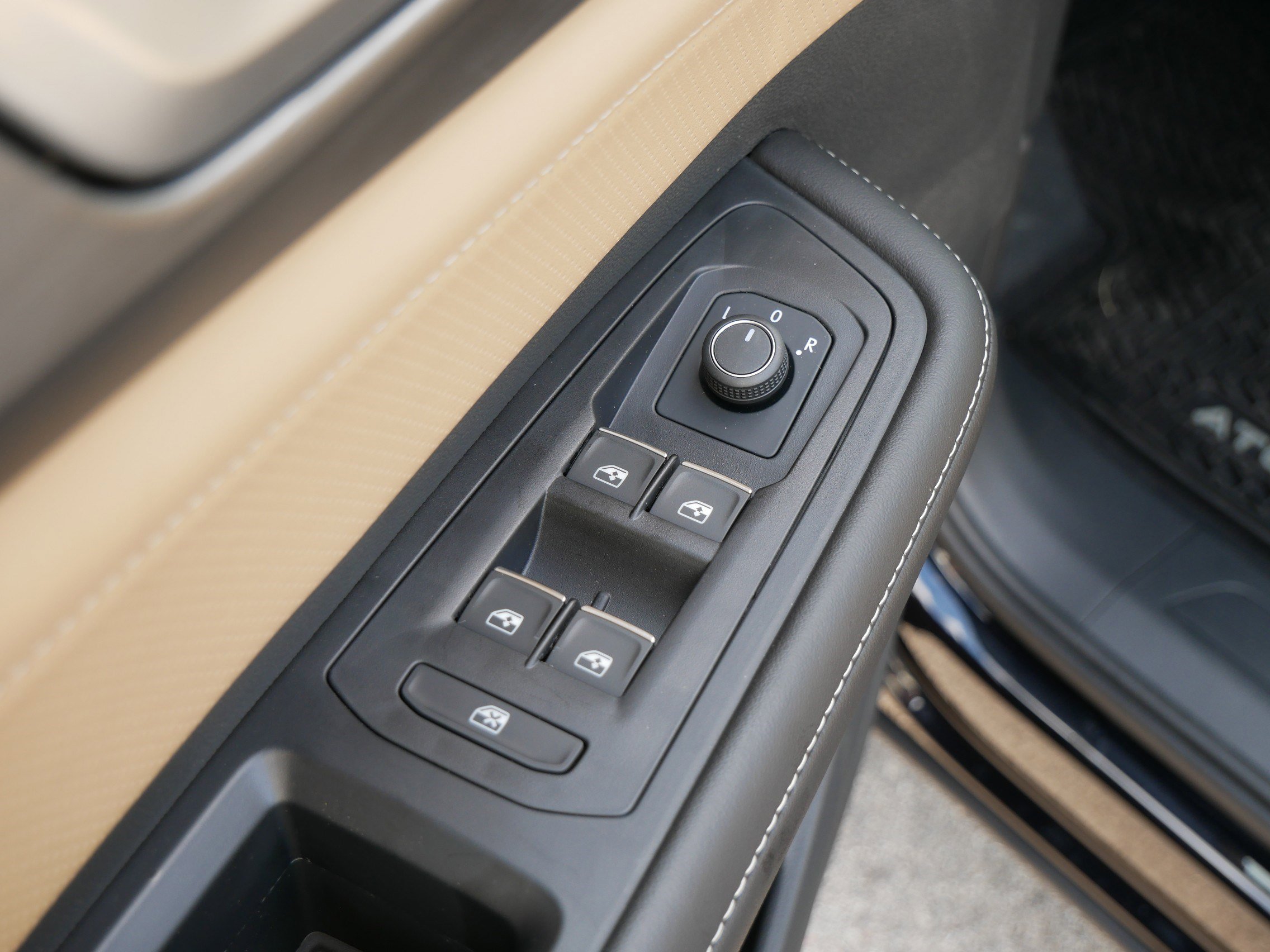 2025 Volkswagen Atlas SEL R-Line photo 4