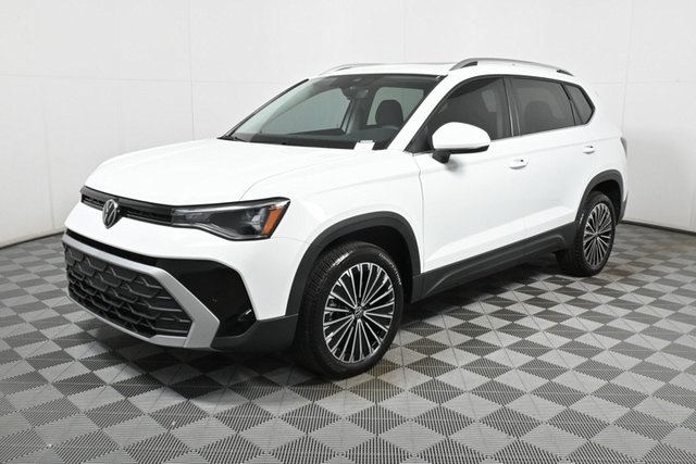 2025 Volkswagen Taos SE photo 2