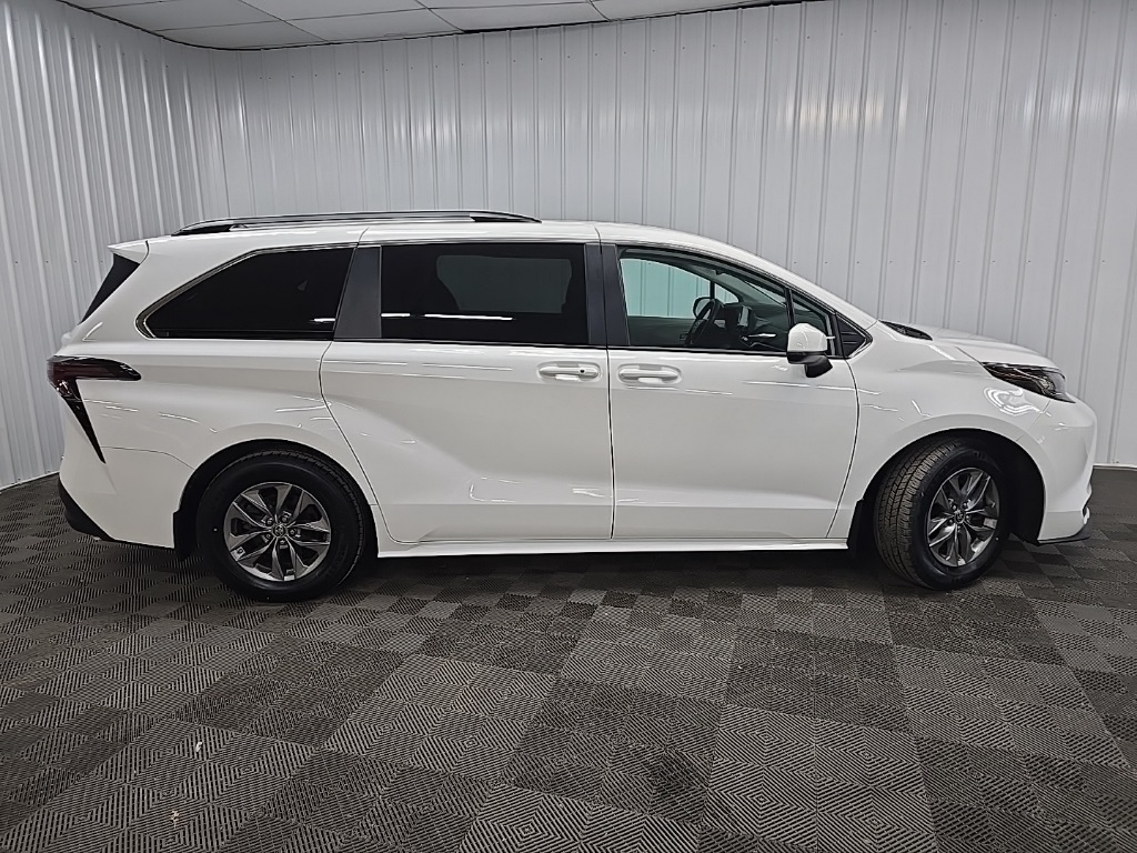 2023 Toyota Sienna LE photo 2