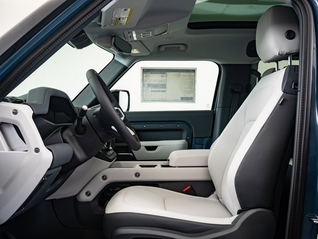2025 Land Rover Defender 90 X-Dynamic SE photo 18