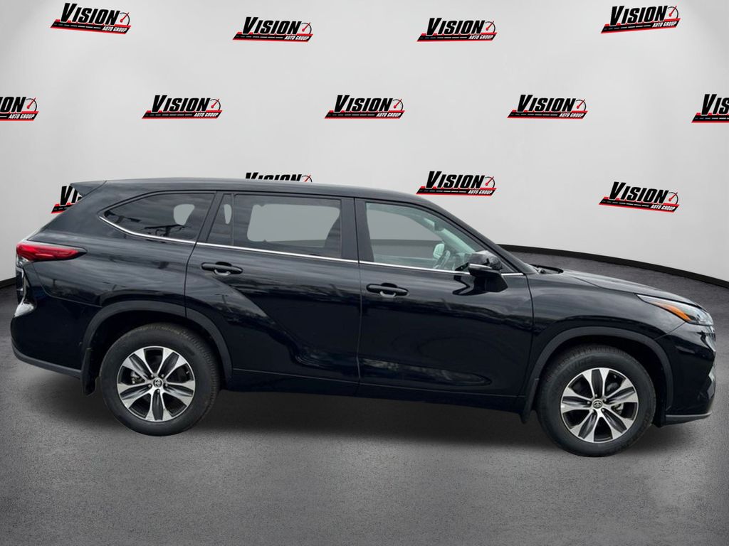 2023 Toyota Highlander XLE photo 4