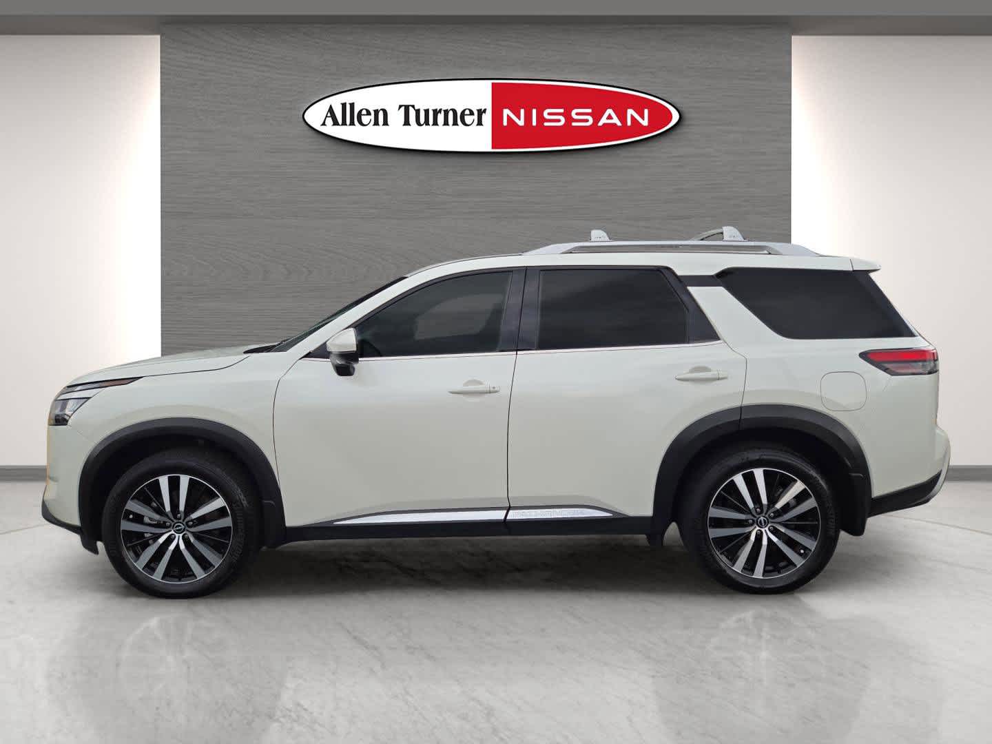 2024 Nissan Pathfinder Platinum photo 10