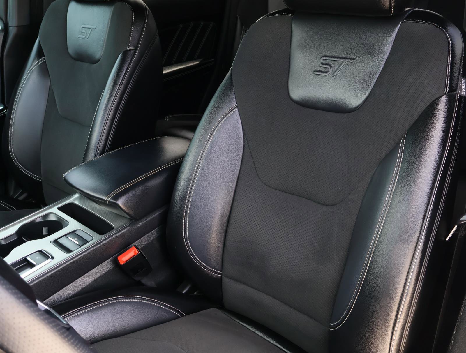 2022 Ford Edge ST photo 10