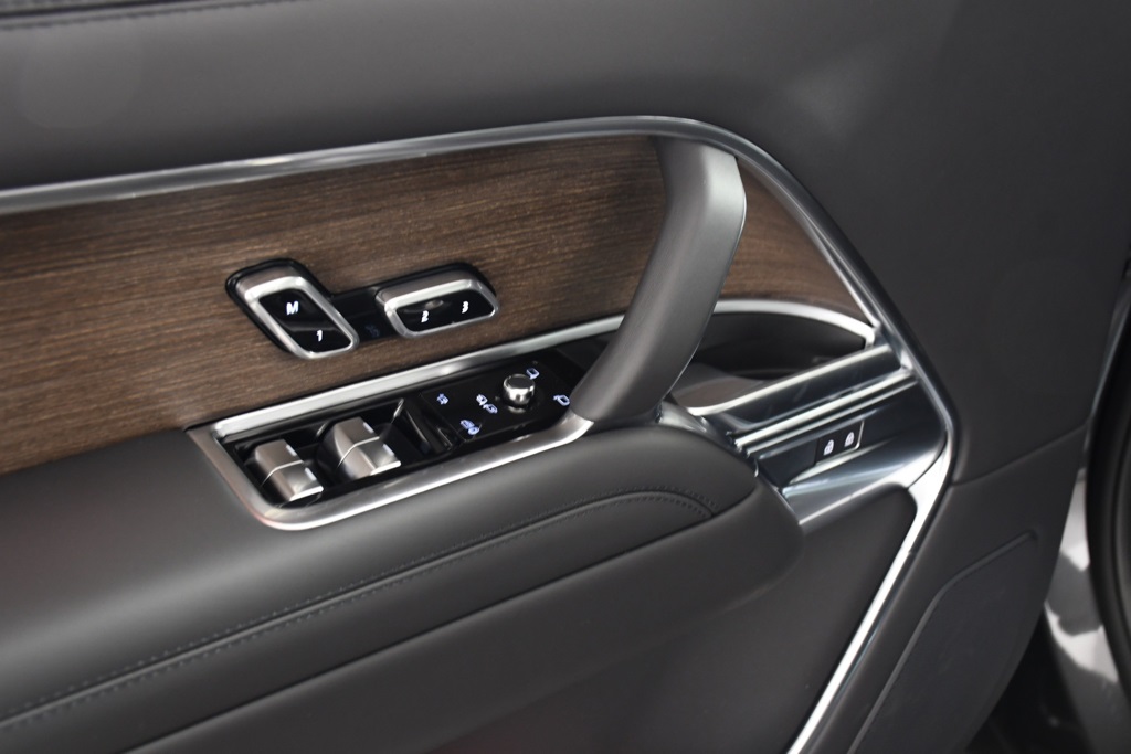 2025 Land Rover Range Rover SE photo 15