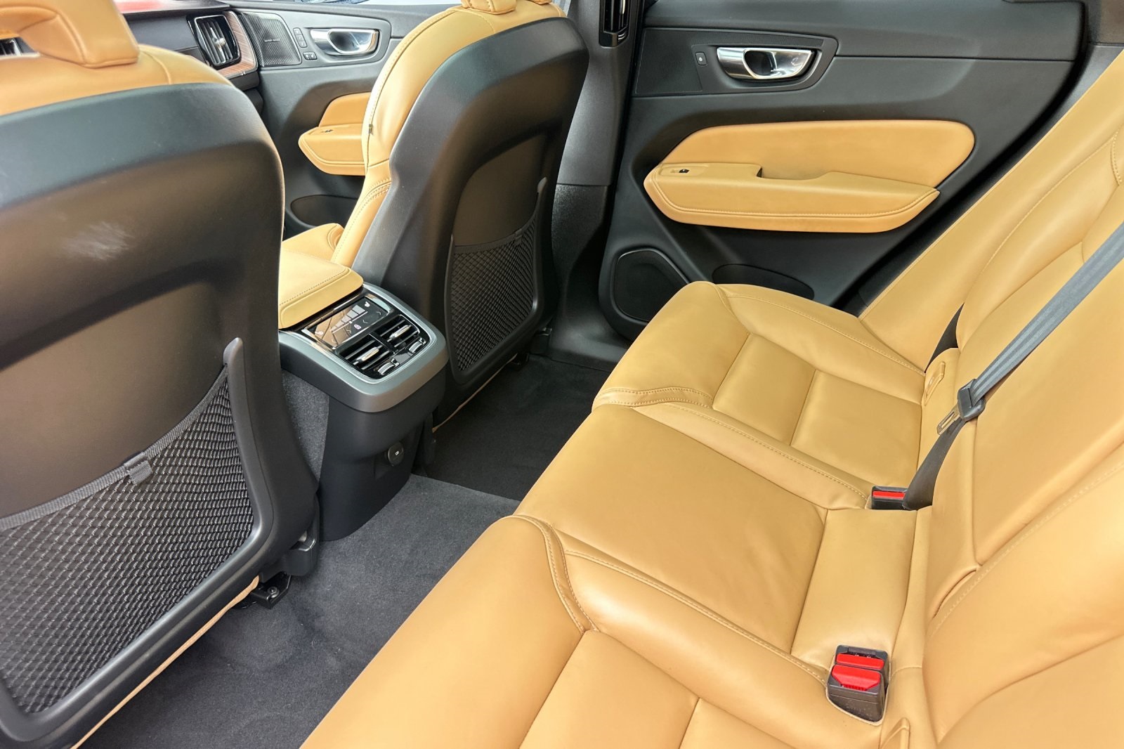 2023 Volvo XC60 B5 Ultimate photo 11