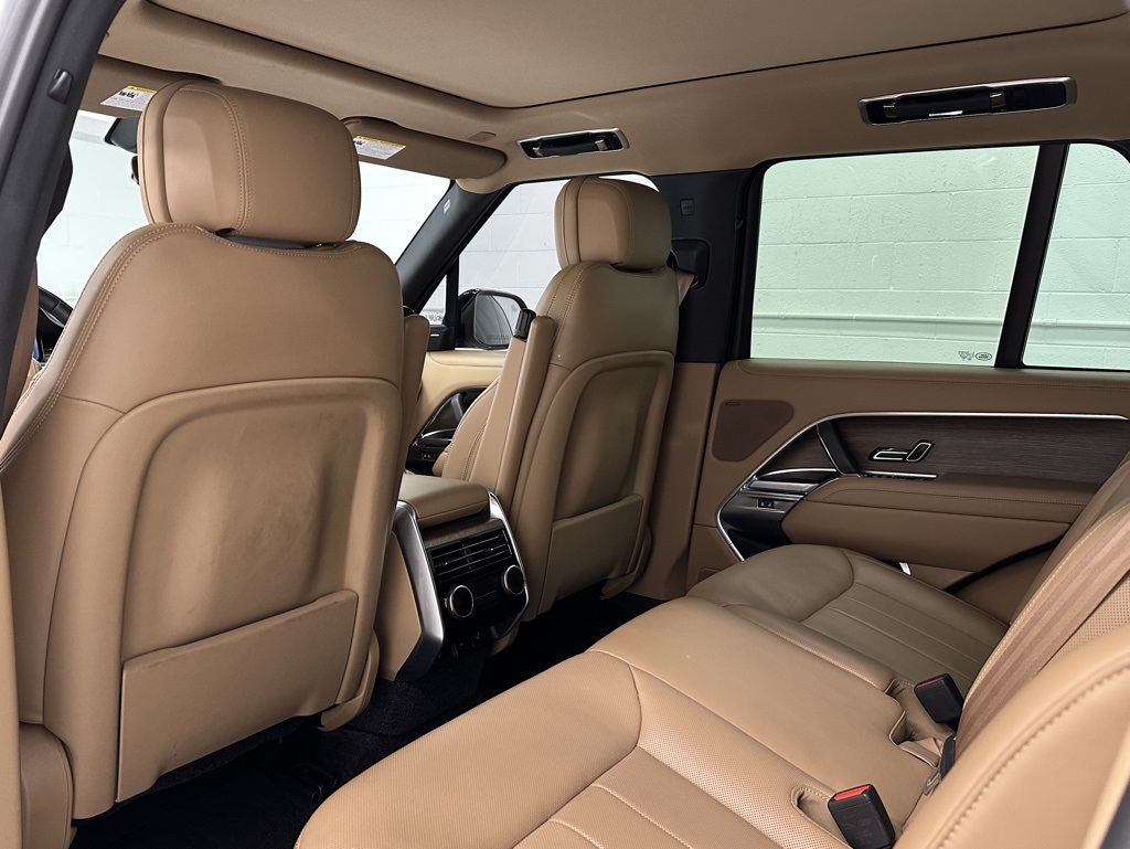 2023 Land Rover Range Rover SE photo 12