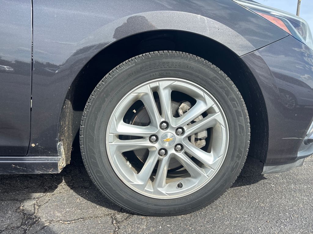 2017 Chevrolet Cruze LT photo 2