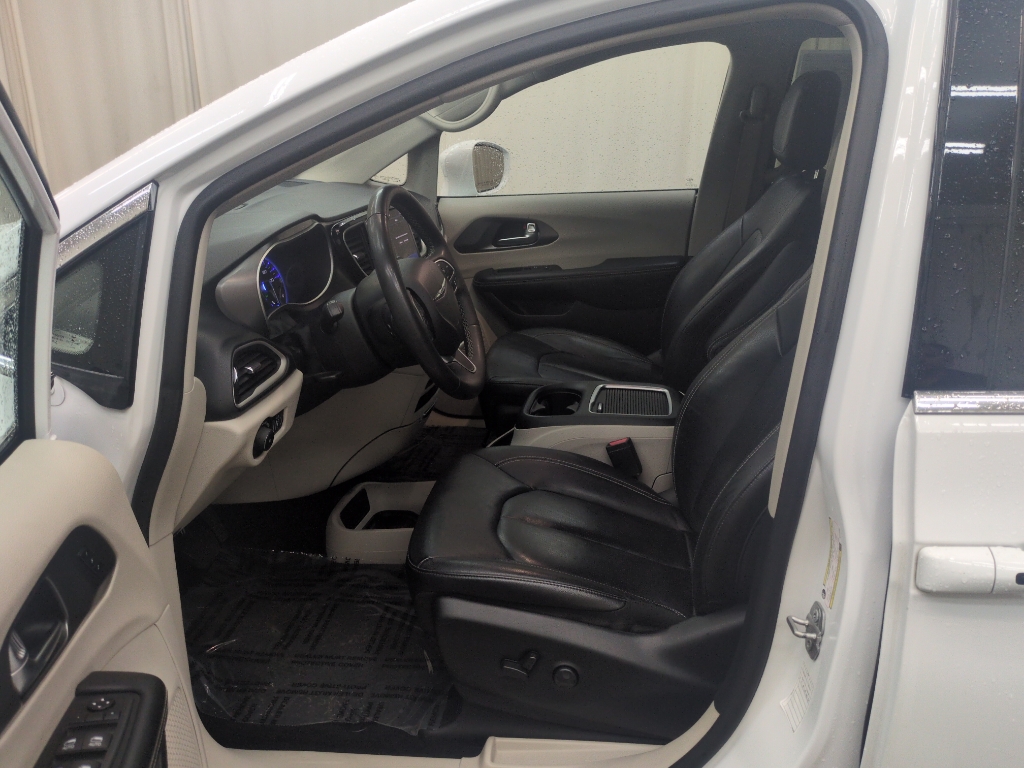 2022 Chrysler Pacifica Touring L photo 13