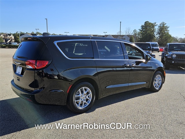 2025 Chrysler Voyager LX photo 14