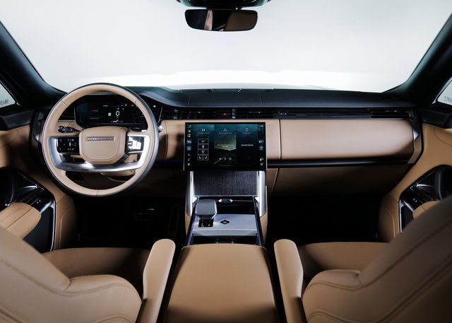 2025 Land Rover Range Rover SE photo 3