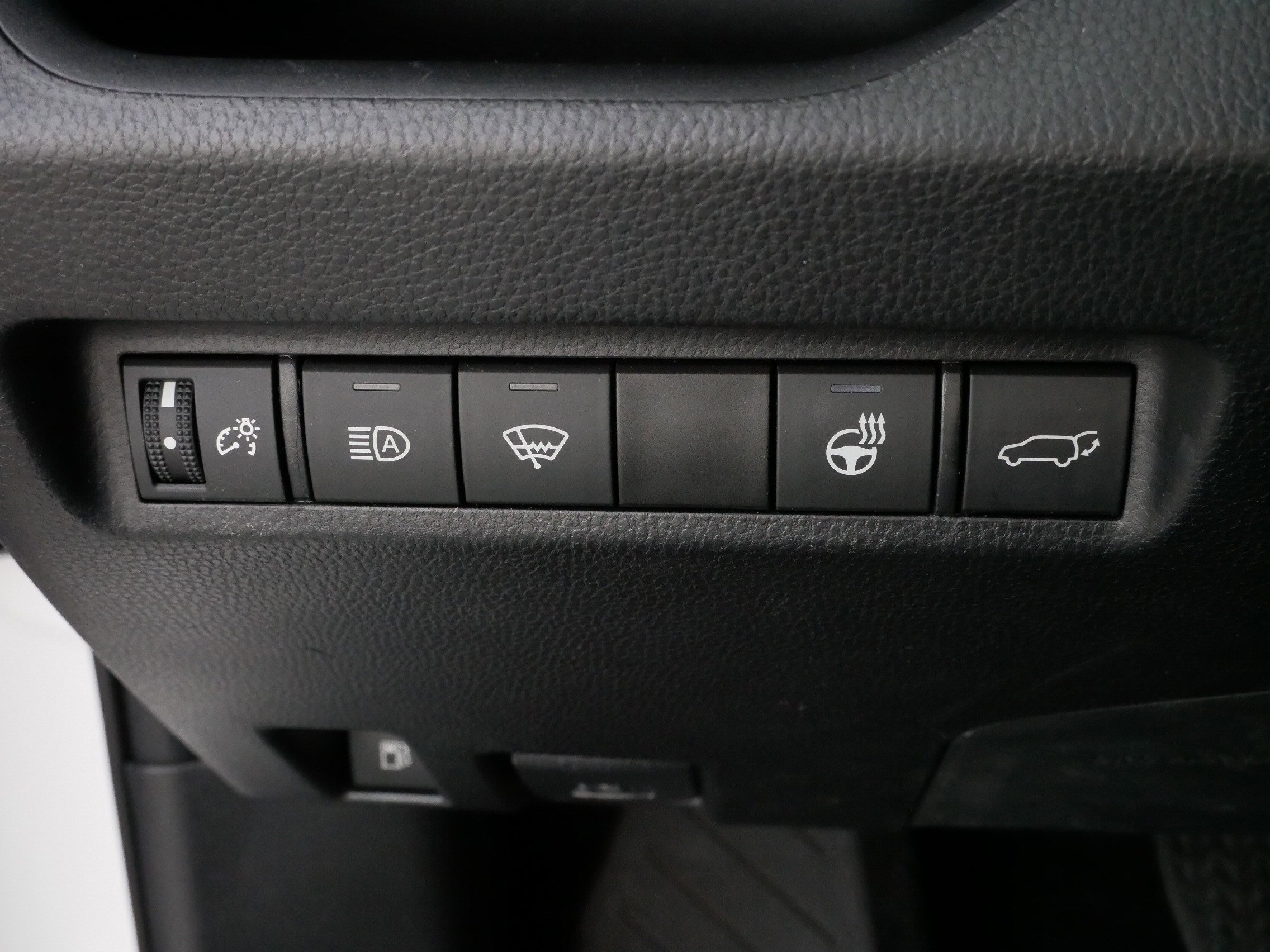 2022 Toyota RAV4 Hybrid XLE photo 24