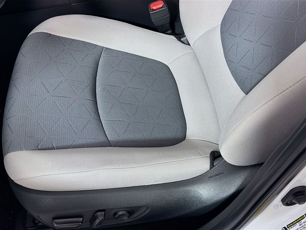 2023 Toyota RAV4 XLE photo 16
