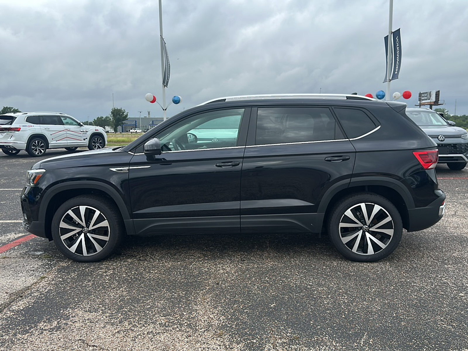 New 2024 Deep Black Pearl Effect Volkswagen SE image 5