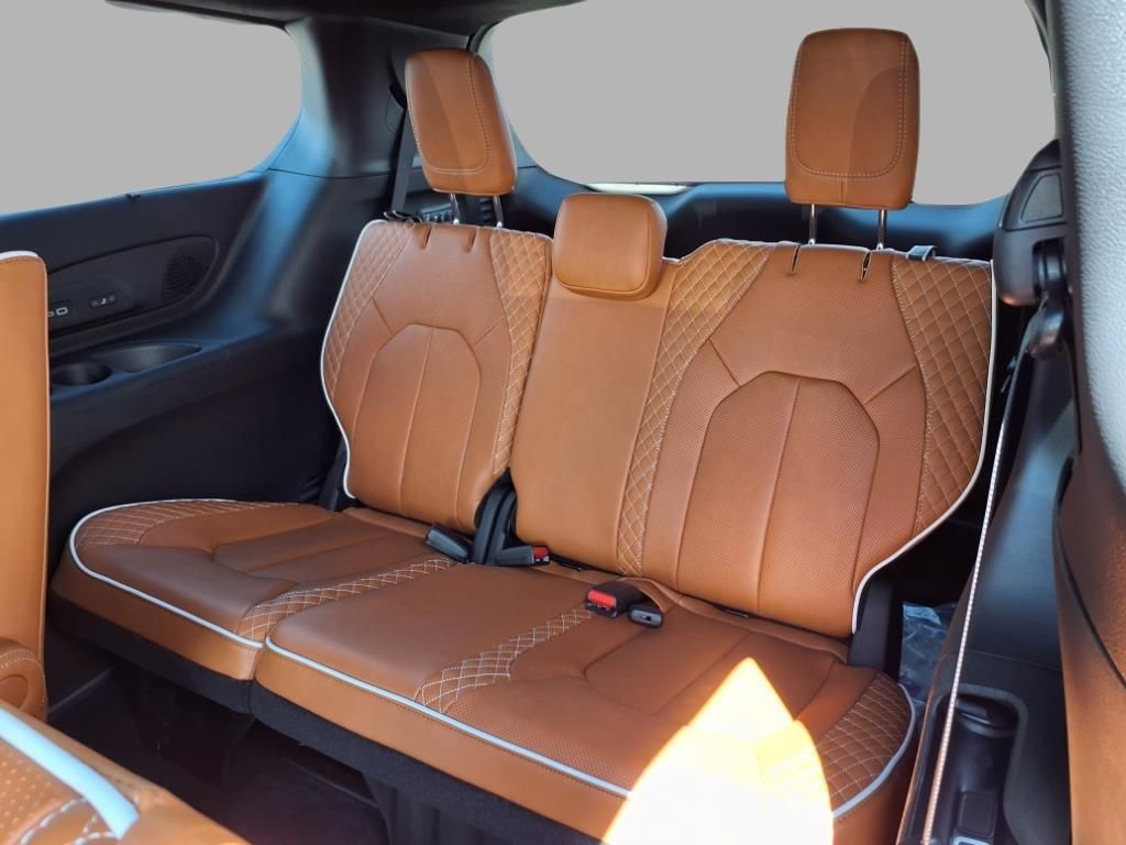 2026 Chrysler Pacifica Pinnacle photo 23