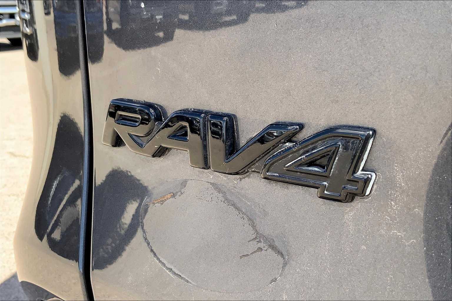 2024 Toyota RAV4 Hybrid SE photo 3