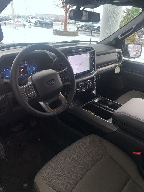 2025 Ford F-150 XLT photo 4