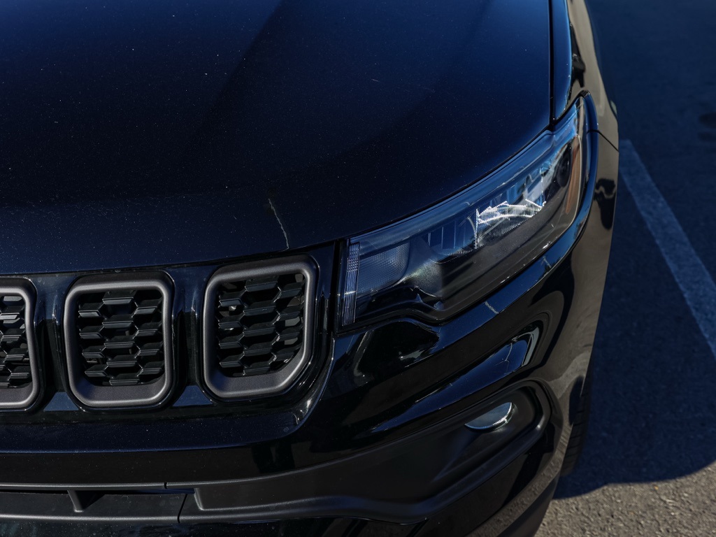 New 2026 Diamond Black Crystal Pearl-Coat Exterior Paint Jeep Latitude image 8