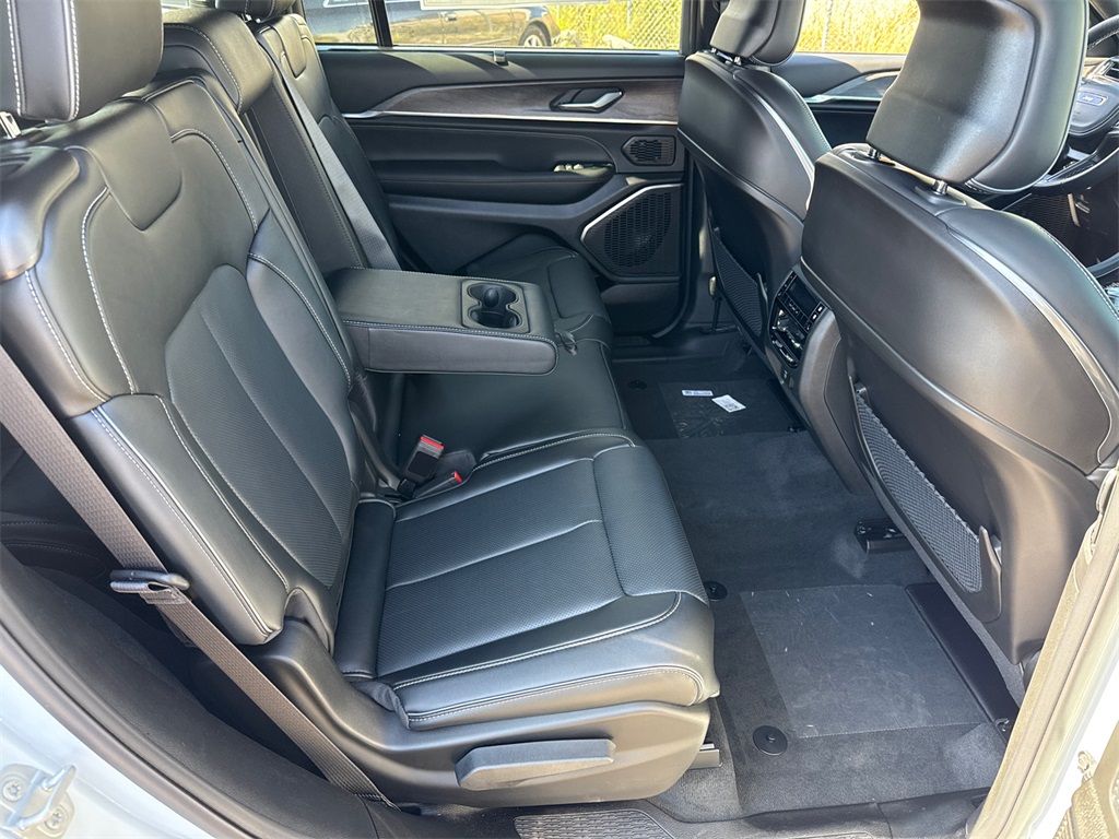 2025 Jeep Grand Cherokee Overland photo 17