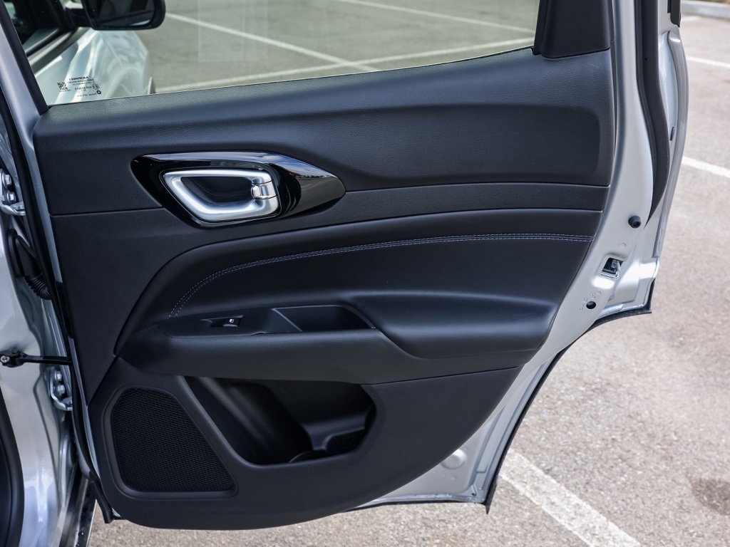 New 2026 Silver Zynith Metallic Clear-Coat Exterior Paint Jeep Latitude image 18