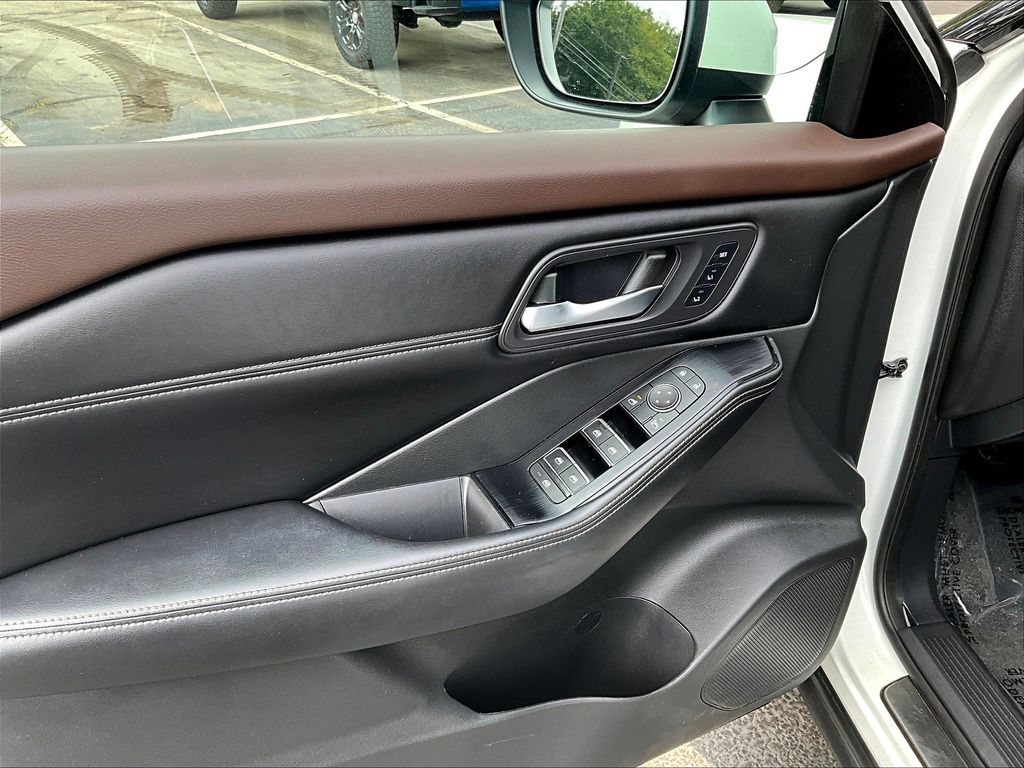 2023 Nissan Rogue SL photo 11