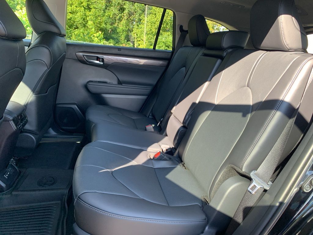 2025 Toyota Highlander Limited photo 12