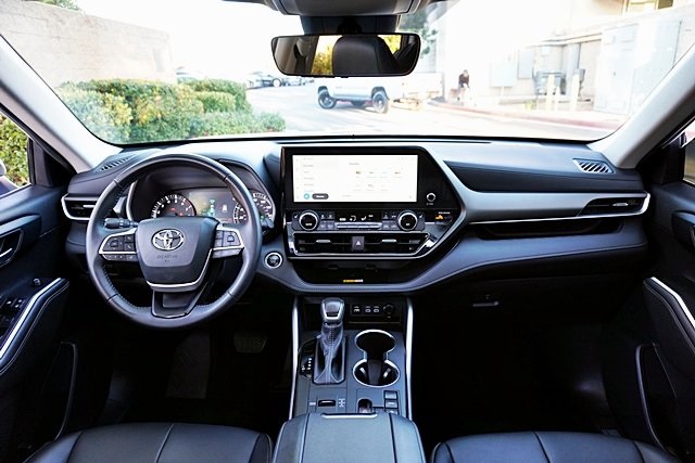 Used 2024 White Toyota LE image 19