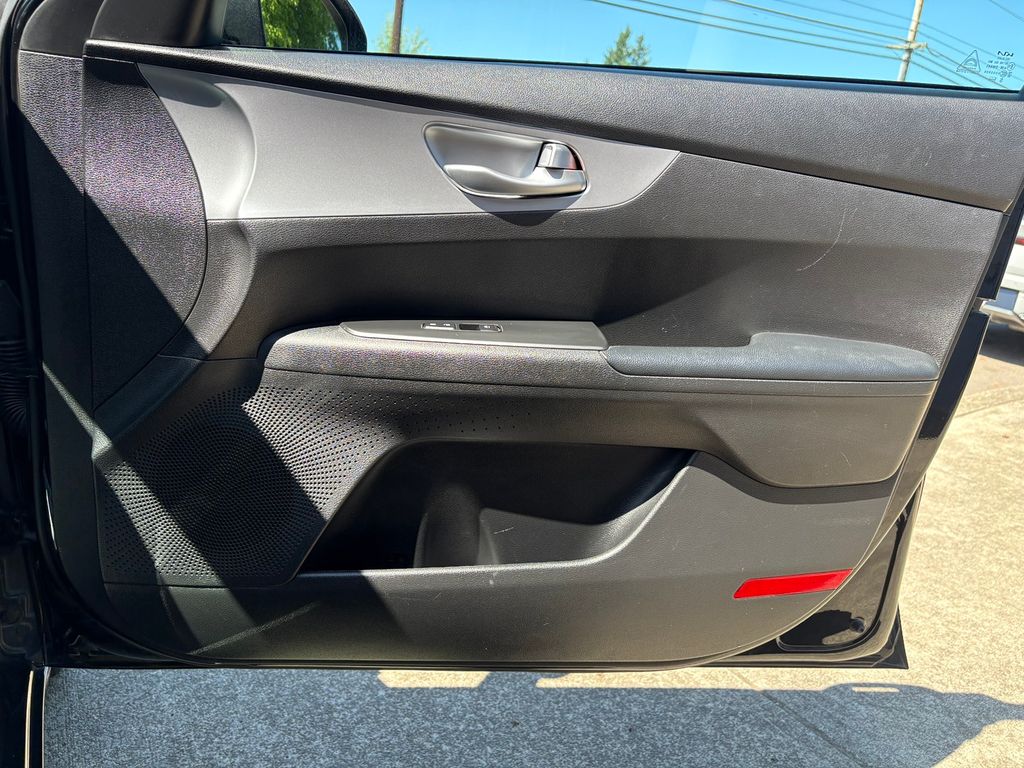 2023 Kia Forte LXS photo 24