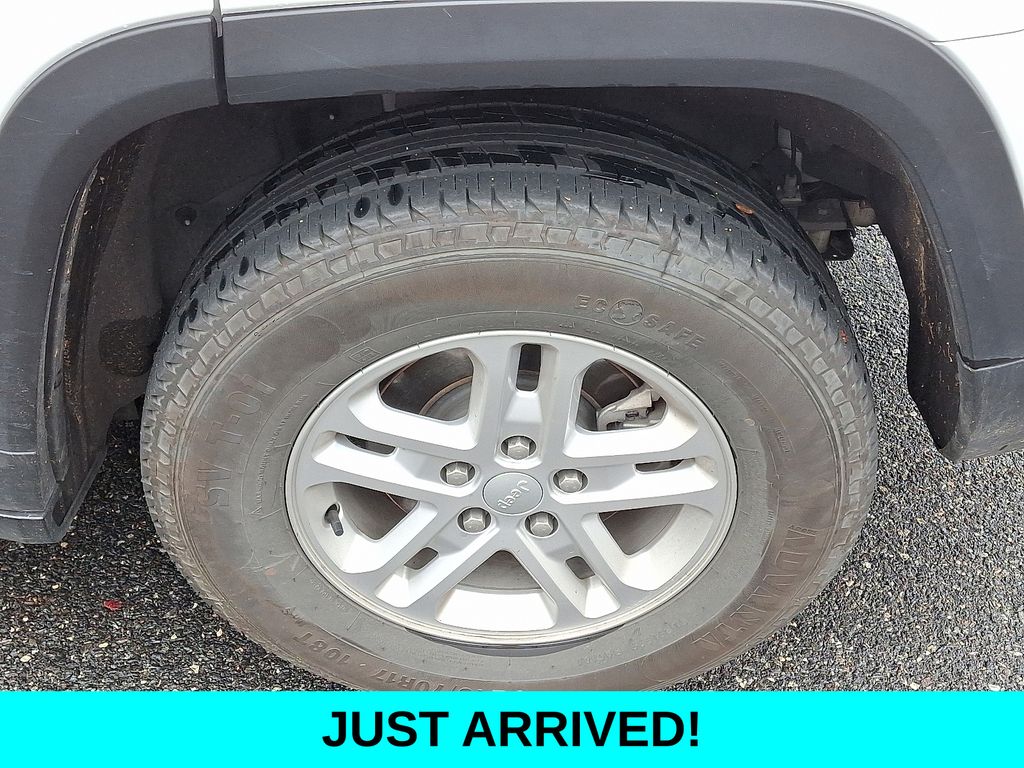 2023 Jeep Grand Cherokee Laredo Altitude photo 2