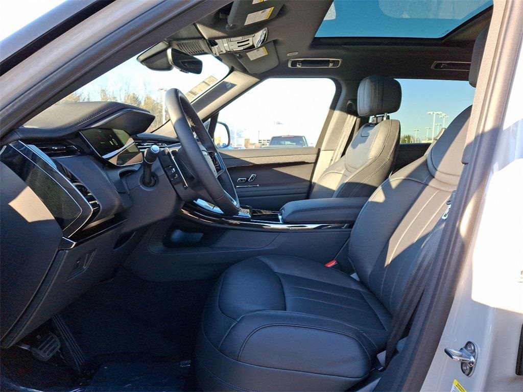 2025 Land Rover Range Rover Sport SE photo 8