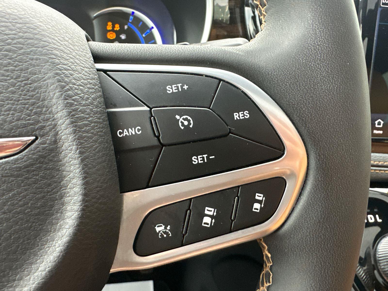 2023 Chrysler Pacifica Hybrid Pinnacle photo 16
