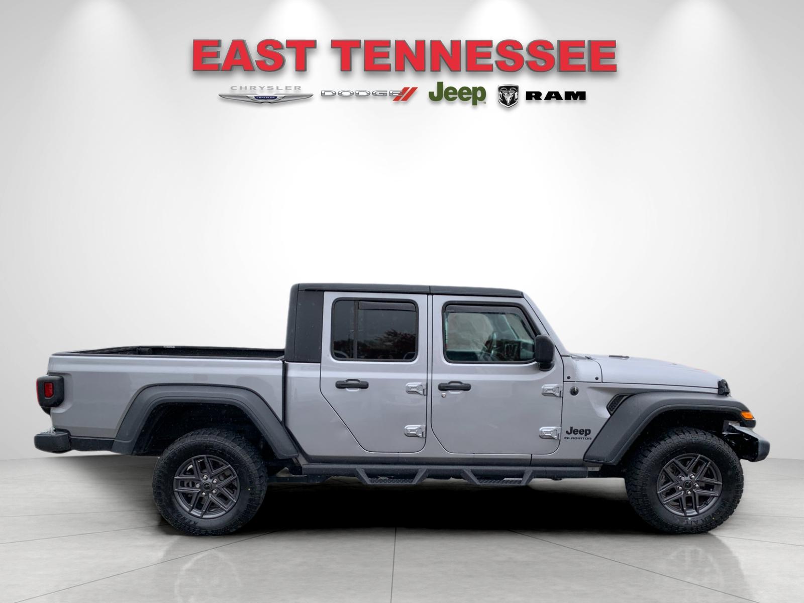 2020 Jeep Gladiator Sport photo 2