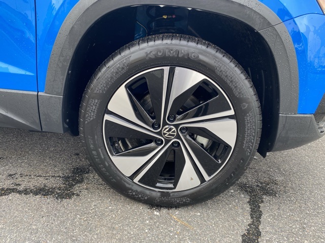 2024 Volkswagen Taos SE photo 3