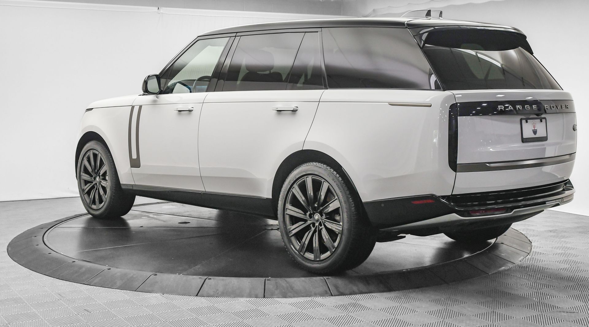 2023 Land Rover Range Rover SE photo 2