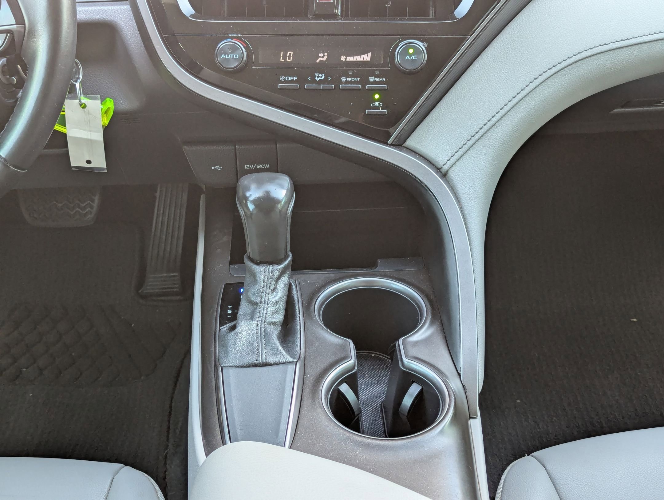 2021 Toyota Camry SE photo 19