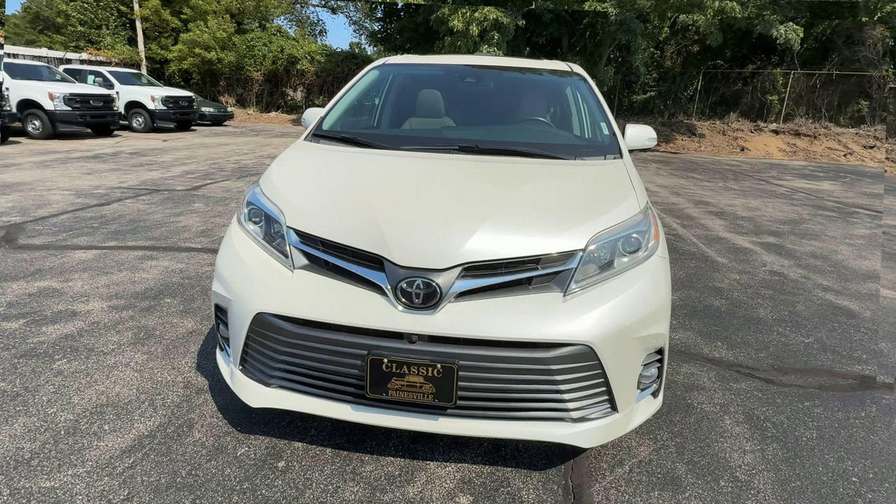 2019 Toyota Sienna XLE photo 3
